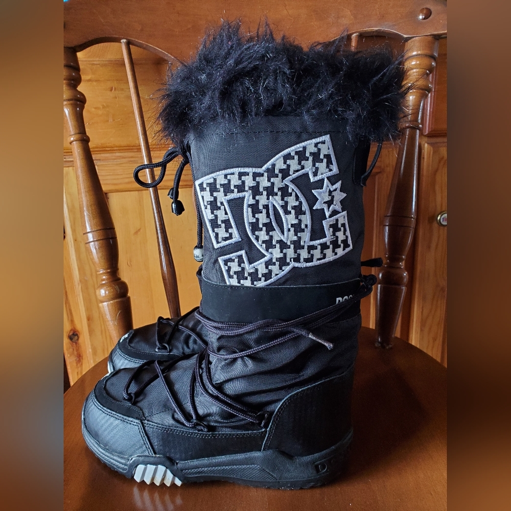 🖤🤍Medium New DC Chalet Winter Boots🤍🖤 - Picture 2 of 7